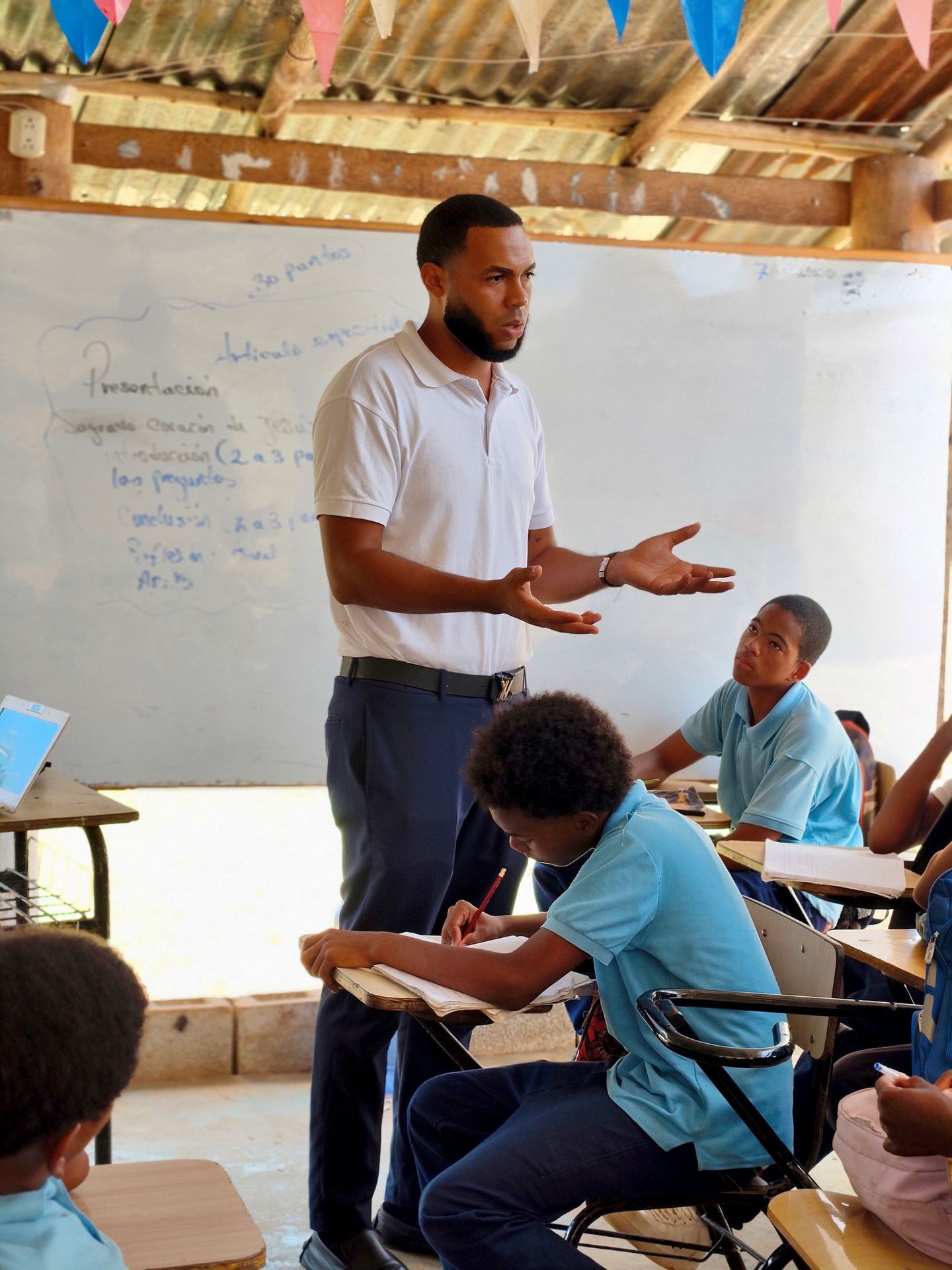 Professor a dar aula a alunos